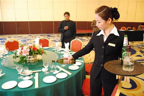 连锁餐饮业服务礼仪培训 标准与实操的完美融合